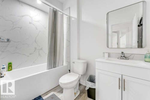 5140 23 Avenue Sw, Edmonton, AB - Indoor Photo Showing Bathroom