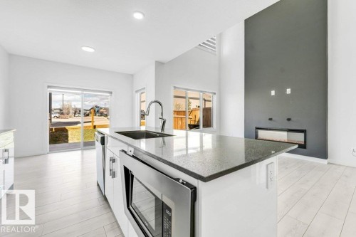 5140 23 Avenue Sw, Edmonton, AB - Indoor Photo Showing Kitchen With Upgraded Kitchen