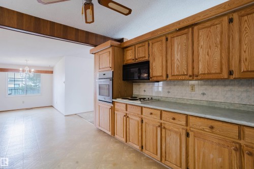 9536 151 Avenue Nw, Edmonton, AB - Indoor Photo Showing Kitchen