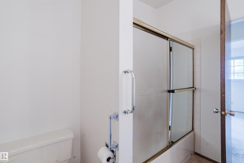 9536 151 Avenue Nw, Edmonton, AB - Indoor Photo Showing Bathroom