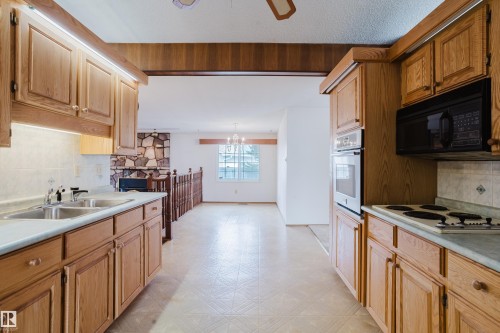 9536 151 Avenue Nw, Edmonton, AB - Indoor Photo Showing Kitchen With Double Sink