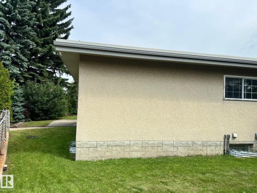 9536 151 Avenue Nw, Edmonton, AB - Outdoor