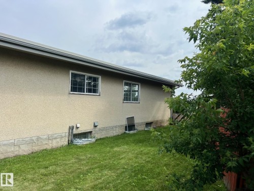 9536 151 Avenue Nw, Edmonton, AB - Outdoor