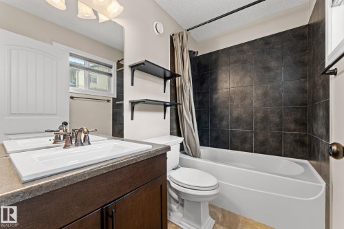 45 Meadowview Court, Spruce Grove, AB - Indoor Photo Showing Bathroom