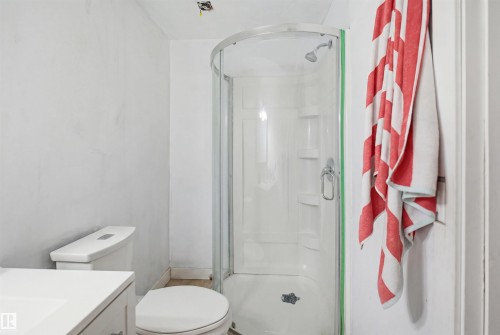 2107 40 Street Nw, Edmonton, AB - Indoor Photo Showing Bathroom
