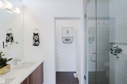 7405 89 Street Nw, Edmonton, AB - Indoor Photo Showing Bathroom
