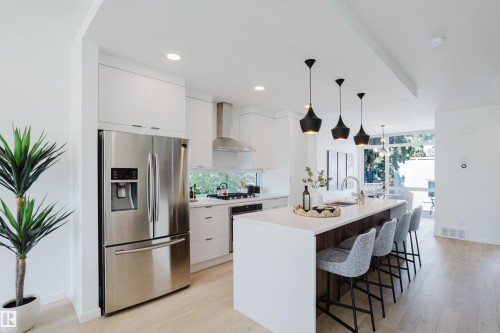 7405 89 Street Nw, Edmonton, AB - Indoor Photo Showing Kitchen With Upgraded Kitchen