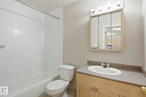 #15 11008 124 St Nw, Edmonton, AB - Indoor Photo Showing Bathroom