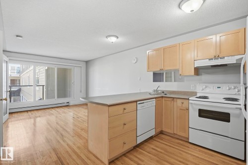 #15 11008 124 St Nw, Edmonton, AB - Indoor Photo Showing Kitchen