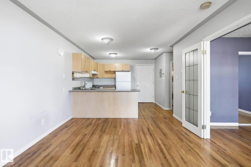 #15 11008 124 St Nw, Edmonton, AB - Indoor Photo Showing Kitchen