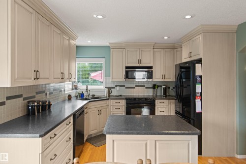 627 Wotherspoon Close Nw, Edmonton, AB - Indoor Photo Showing Kitchen With Double Sink