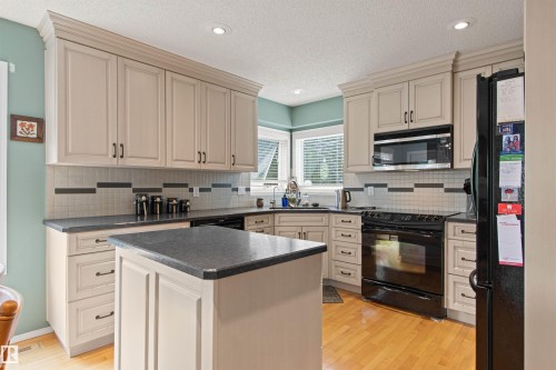 627 Wotherspoon Close Nw, Edmonton, AB - Indoor Photo Showing Kitchen