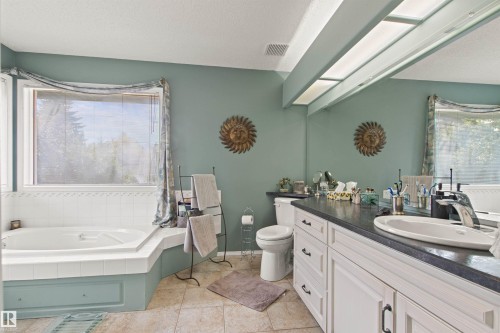 627 Wotherspoon Close Nw, Edmonton, AB - Indoor Photo Showing Bathroom