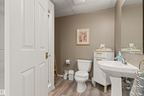 627 Wotherspoon Close Nw, Edmonton, AB - Indoor Photo Showing Bathroom