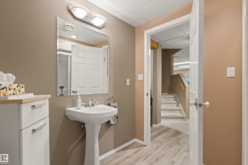627 Wotherspoon Close Nw, Edmonton, AB - Indoor Photo Showing Bathroom