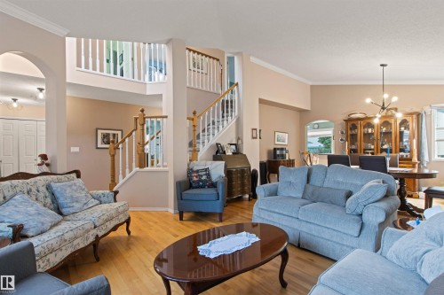 627 Wotherspoon Close Nw, Edmonton, AB - Indoor Photo Showing Living Room
