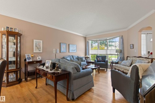 627 Wotherspoon Close Nw, Edmonton, AB - Indoor Photo Showing Living Room