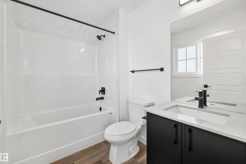 20820 40 Avenue Nw, Edmonton, AB - Indoor Photo Showing Bathroom