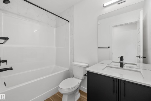 20820 40 Avenue Nw, Edmonton, AB - Indoor Photo Showing Bathroom