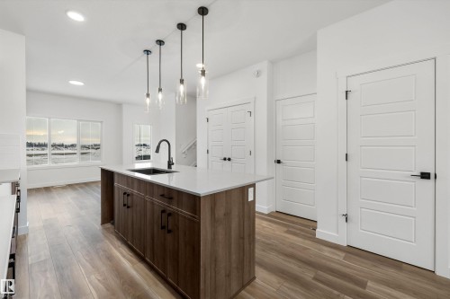 20820 40 Avenue Nw, Edmonton, AB - Indoor Photo Showing Kitchen