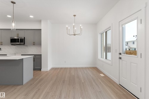913 19 Avenue Nw, Edmonton, AB - Indoor Photo Showing Kitchen With Upgraded Kitchen