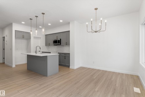 913 19 Avenue Nw, Edmonton, AB - Indoor Photo Showing Kitchen With Upgraded Kitchen