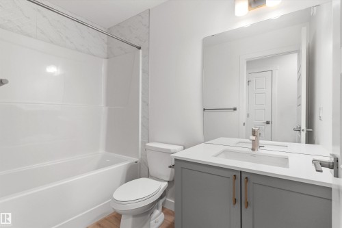 913 19 Avenue Nw, Edmonton, AB - Indoor Photo Showing Bathroom