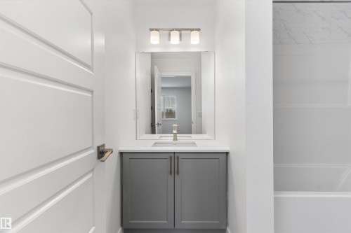 913 19 Avenue Nw, Edmonton, AB - Indoor Photo Showing Bathroom