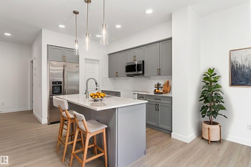 913 19 Avenue Nw, Edmonton, AB - Indoor Photo Showing Kitchen With Upgraded Kitchen