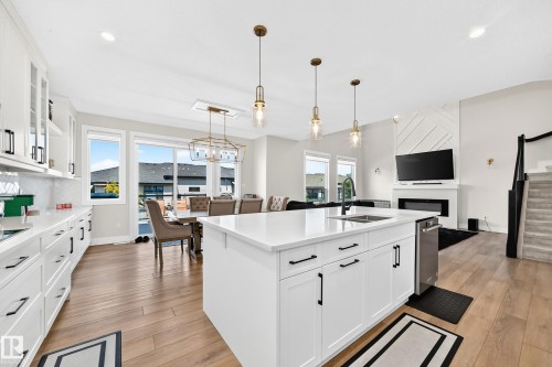 38 Avonlea Way, Spruce Grove, AB - Indoor Photo Showing Kitchen With Double Sink With Upgraded Kitchen