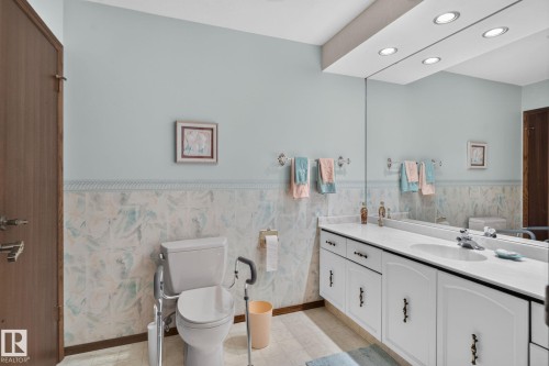18132 78 Avenue Nw, Edmonton, AB - Indoor Photo Showing Bathroom