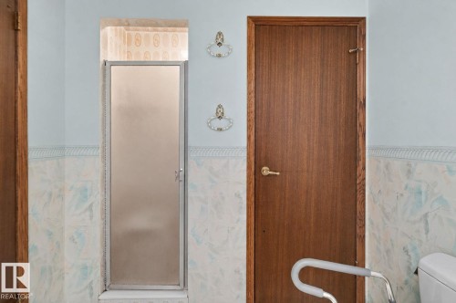 18132 78 Avenue Nw, Edmonton, AB - Indoor Photo Showing Bathroom