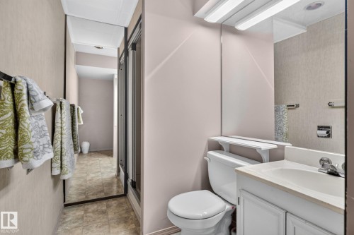 18132 78 Avenue Nw, Edmonton, AB - Indoor Photo Showing Bathroom