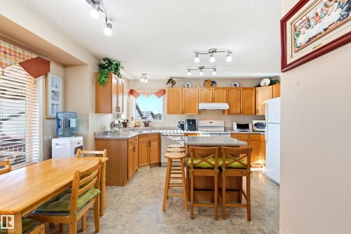 2806 31 Street Nw, Edmonton, AB - Indoor Photo Showing Kitchen