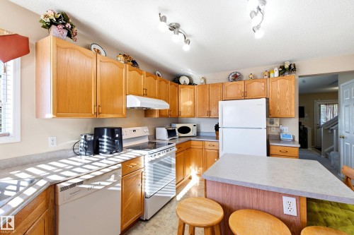 2806 31 Street Nw, Edmonton, AB - Indoor Photo Showing Kitchen