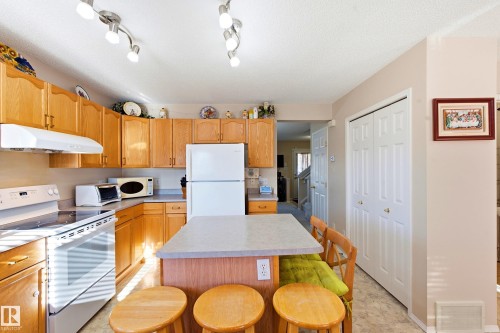 2806 31 Street Nw, Edmonton, AB - Indoor Photo Showing Kitchen