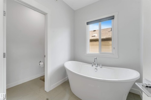 2912 12 Avenue Nw, Edmonton, AB - Indoor Photo Showing Bathroom