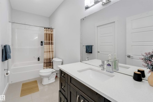 2912 12 Avenue Nw, Edmonton, AB - Indoor Photo Showing Bathroom