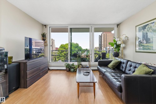 #706 9930 113 St Nw, Edmonton, AB - Indoor Photo Showing Living Room