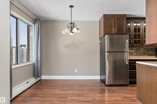 #1002 9725 106 St Nw, Edmonton, AB - Indoor Photo Showing Kitchen
