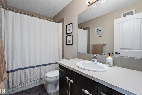 21915 99 Avenue Nw, Edmonton, AB - Indoor Photo Showing Bathroom