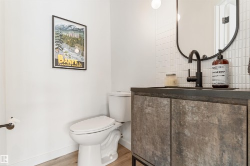 9342 74 Avenue Nw, Edmonton, AB - Indoor Photo Showing Bathroom