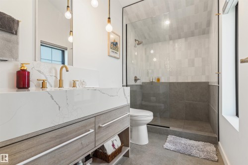 9342 74 Avenue Nw, Edmonton, AB - Indoor Photo Showing Bathroom