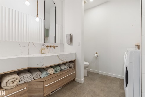 9342 74 Avenue Nw, Edmonton, AB - Indoor Photo Showing Bathroom