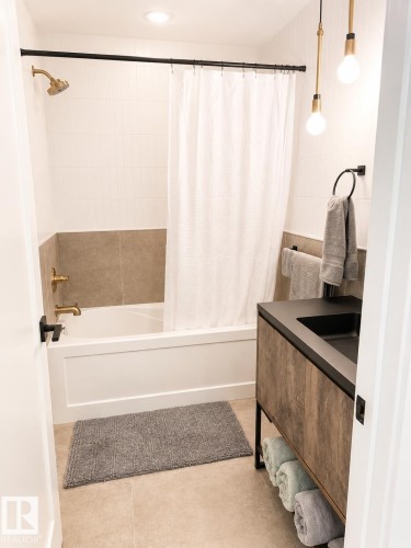9342 74 Avenue Nw, Edmonton, AB - Indoor Photo Showing Bathroom