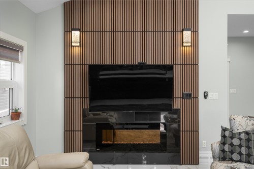 18 Lakevista Point(E), Beaumont, AB - Indoor Photo Showing Living Room