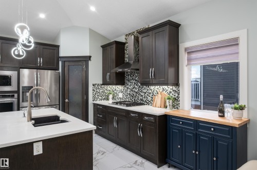 18 Lakevista Point(E), Beaumont, AB - Indoor Photo Showing Kitchen With Double Sink With Upgraded Kitchen