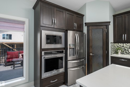 18 Lakevista Point(E), Beaumont, AB - Indoor Photo Showing Kitchen