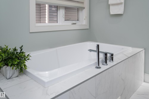 18 Lakevista Point(E), Beaumont, AB - Indoor Photo Showing Bathroom