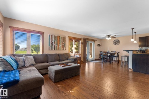 804 Graybriar Green, Stony Plain, AB - Indoor Photo Showing Living Room